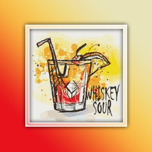 Puede incluir: Una ilustración dibujada a mano de un cóctel Whiskey Sour en un vaso con una pajita y una rodaja de limón. El texto "Whiskey Sour" está escrito en negro debajo del vaso.