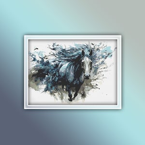 Könnte beinhalten: Ein schwarzes Pferd mit einer fließenden Mähne rennt durch einen blauen und weißen Aquarellhintergrund. Der Kopf des Pferdes ist zum Betrachter gewandt, und seine Augen sind sichtbar.