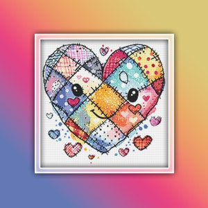 Op de afbeelding: Een kleurrijk patchwork hart met een glimlachend gezicht en kleine hartjes eromheen. Het hart is gemaakt van verschillende gekleurde stoffen en heeft een speelse, handgemaakte uitstraling.