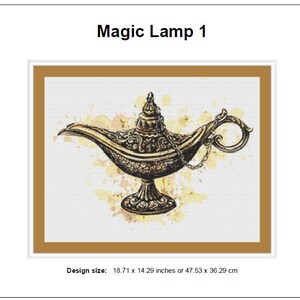 Op de afbeelding: Een gouden djinn-lamp met ingewikkelde details en een kettinghendel. De lamp staat op een witte achtergrond met aquarel-achtige spatten in geel en oranje.