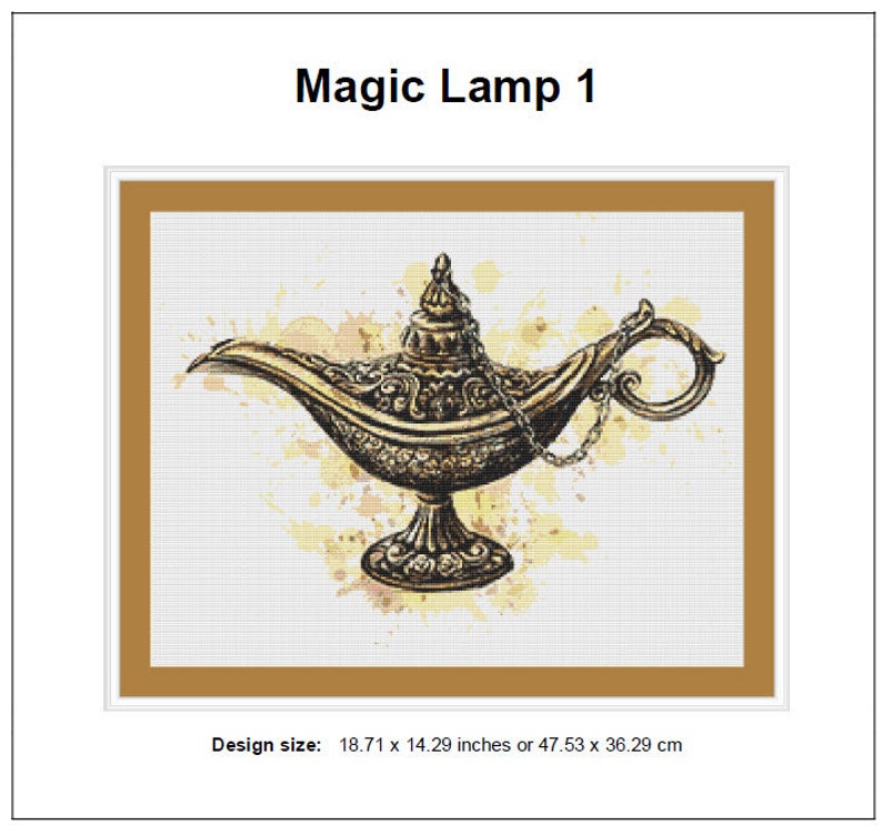 Op de afbeelding: Een gouden djinn-lamp met ingewikkelde details en een kettinghendel. De lamp staat op een witte achtergrond met aquarel-achtige spatten in geel en oranje.