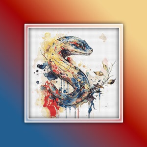 Op de afbeelding: Een aquarel schilderij van een slang in een geel, blauw en rood kleurenschema. De slang is opgerold en heeft een bloemmotief erachter.
