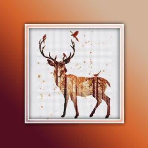 Peut inclure: Une silhouette de cerf avec une sc&egrave;ne de for&ecirc;t &agrave; l'int&eacute;rieur de son corps. Le cerf se tient sur un fond blanc avec de petites &eacute;claboussures brunes. De petits oiseaux volent autour du cerf.