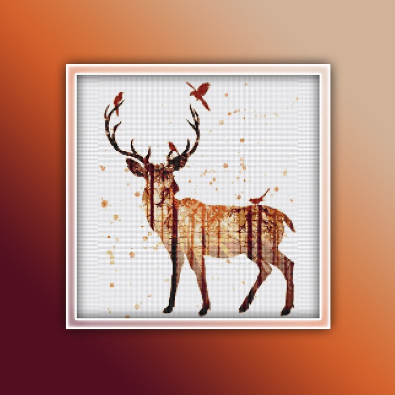 Peut inclure: Une silhouette de cerf avec une sc&egrave;ne de for&ecirc;t &agrave; l'int&eacute;rieur de son corps. Le cerf se tient sur un fond blanc avec de petites &eacute;claboussures brunes. De petits oiseaux volent autour du cerf.