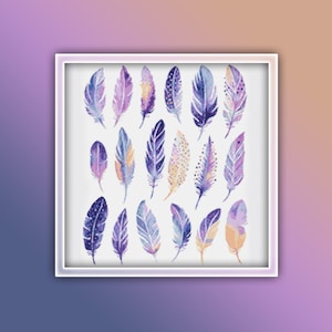 Puede incluir: Una colección de 18 plumas de color morado, azul y dorado sobre un fondo blanco. Las plumas están dispuestas en un patrón aleatorio.