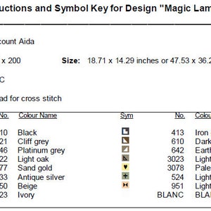 Op de afbeelding: Kruissteekpatroontekening voor een ontwerp "Magic Lamp 1". De tekening bevat een symbooltabel met DMC-garenkleuren en -namen, zoals zwart, klif grijs, platina grijs, licht eikenhout, zandgoud, antiek zilver, beige, ivoor, ijzergrijs, donker goudbruin, aarde grijs, licht platina grijs, lichtgeel, licht grijsgroen, licht eierschalencr&egrave;me en blanc. Het patroon is voor 14-counts Aida-stof en meet 47,53 x 36,29 cm.