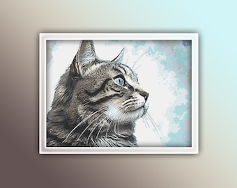 Puede incluir: Primer plano de un gato atigrado con ojos azules mirando hacia la derecha. El gato está enfocado, mientras que el fondo es un suave desenfoque azul y blanco.