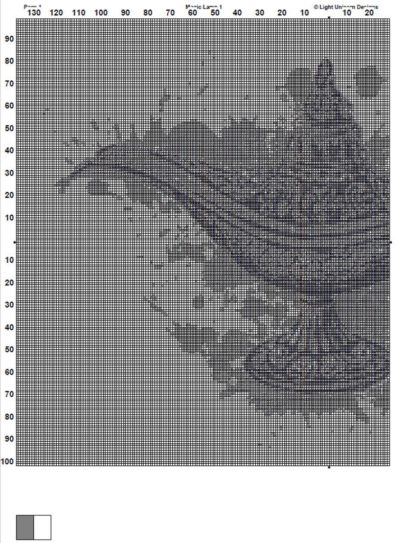 Op de afbeelding: Een zwart-wit pixel art ontwerp van een vogel met een lange snavel en een lange staart. Het ontwerp is op een raster met nummers langs de bovenkant en zijkant.