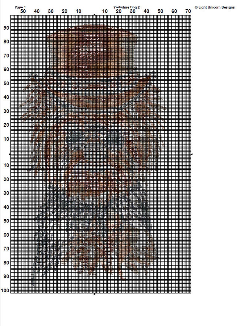 Puede incluir: Patr&oacute;n de punto de cruz de un Yorkshire Terrier con un sombrero marr&oacute;n. El patr&oacute;n est&aacute; en una cuadr&iacute;cula blanca con l&iacute;neas negras. El perro es marr&oacute;n, negro y blanco.
