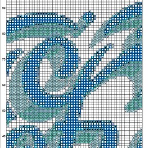 Pode incluir: Um padr&atilde;o de ponto cruz com um design abstrato em tons de azul e verde. O padr&atilde;o &eacute; feito com v&aacute;rios tons de azul e verde, sobre um fundo branco. O padr&atilde;o &eacute; perfeito para um iniciante em ponto cruz.