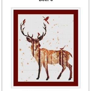 Peut inclure: Un motif de point de croix repr&eacute;sentant un cerf avec une sc&egrave;ne de for&ecirc;t &agrave; l'int&eacute;rieur de sa silhouette. Le cerf est brun et la for&ecirc;t est un m&eacute;lange de brun et d'orange. Le cerf se tient sur un fond blanc avec de petits points bruns. La taille du motif est de 11,79 x 14,29 pouces ou 29,94 x 36,29 cm.