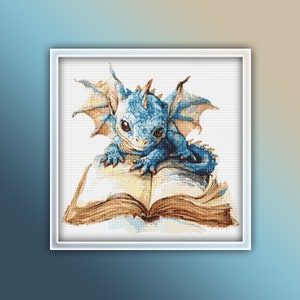 Drachen auf einem Buch Kreuzstichmuster 1 Sofort PDF Download - Kinderzimmer Aquarell Kreuzstichmuster - Baby Drache liest ein Buch