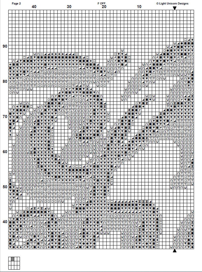 Pode incluir: Padr&atilde;o de ponto cruz preto e branco com um design geom&eacute;trico. O padr&atilde;o est&aacute; em uma grade com n&uacute;meros e letras ao longo das bordas. O padr&atilde;o &eacute; para um projeto de ponto cruz.