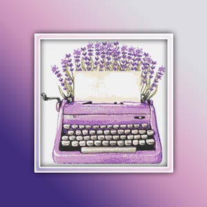 Può includere: Una macchina da scrivere vintage viola con un foglio di carta bianco e fiori di lavanda in cima.