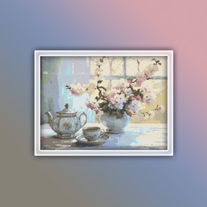 Puede incluir: Una tetera blanca y una taza de té con un platillo se encuentran sobre una mesa junto a un jarrón de flores rosas y blancas. La escena se desarrolla frente a una ventana con vista a un jardín.