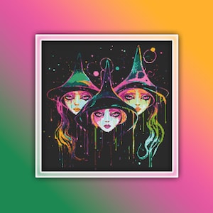 Pode incluir: Três bruxas com efeitos de pintura coloridos e pingando, usando chapéus pontiagudos e olhando diretamente para o espectador. O fundo é preto com estrelas brancas.