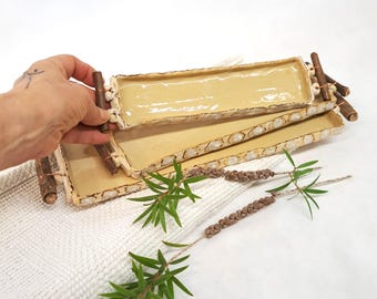 Vassoi in ceramica fatti a mano con manici in legno, vassoi da portata in terracotta rustica e dalla texture particolare.