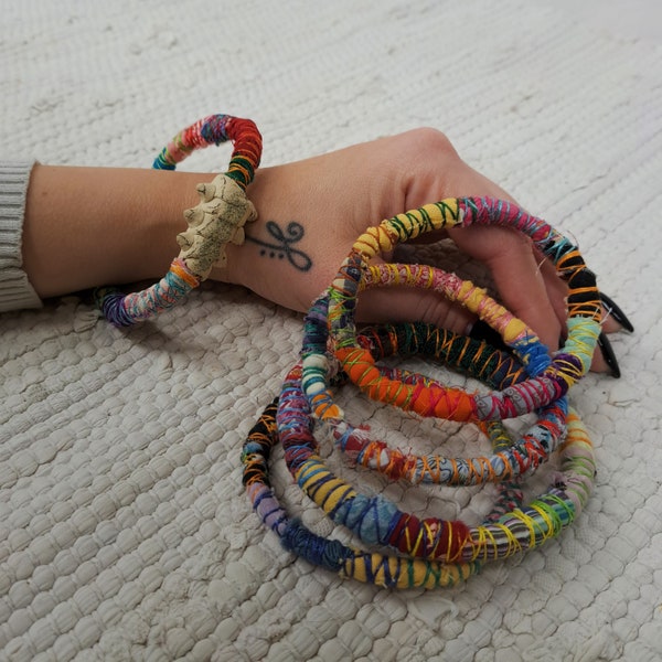 Buntes Stoffarmband für Frau im Boho-Stil