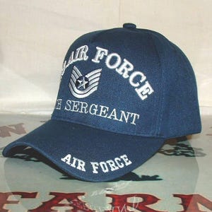 Peut inclure: Un plateau de service en bois fait à la main, avec une finition naturelle. De forme rectangulaire avec des coins arrondis et deux poignées intégrées. Le grain du bois est visible, ajoutant à son charme rustique. Parfait pour servir des aliments ou exposer des objets.