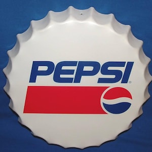 Puede incluir: Un letrero metálico circular blanco con forma de chapa de botella que presenta el logotipo azul de Pepsi sobre un rectángulo rojo horizontal y un elemento gráfico circular rojo y azul. El borde es ondulado y tiene un pequeño orificio.