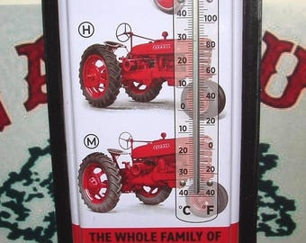 Termómetro de metal estilo vintage para interiores y exteriores de 17 pulgadas con licencia familiar de tractores Farmall de 1940.