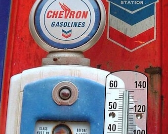 Chevron Standard Oil Lizenziertes 17-Zoll-Metall-Gaspumpfühler im Vintage-Stil für den Innen- und Außenbereich.
