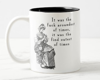 Peut inclure: Une tasse à café en céramique blanche avec un bord noir. La tasse présente une illustration en noir et blanc d'une femme assise sur une chaise et tricotant. Le texte sur la tasse est : "It was the fuck aroundest of times, it was the find outest of times."