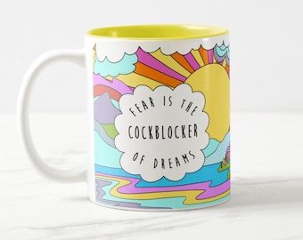 Peut inclure: Une tasse en céramique blanche avec un bord jaune. La tasse présente un motif psychédélique coloré avec un soleil, des nuages et des montagnes. Le texte "Fear is the Cockblocker of Dreams" est imprimé en noir sur la tasse.