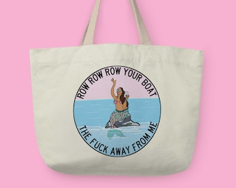 Peut inclure: Un sac fourre-tout en toile blanche avec un motif circulaire représentant une sirène tenant un verre de vin, assise sur un rocher dans l'océan. Le texte autour de la sirène dit "Row Row Your Boat The Fuck Away From Me".