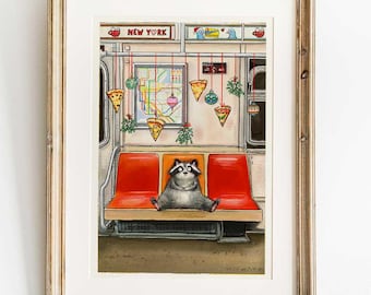 Peut inclure: Œuvre encadrée représentant un raton laveur assis sur un banc de métro. L'intérieur de la rame de métro présente des sièges rouges, une carte et des décorations en forme de part de pizza. L'œuvre est encadrée dans un cadre en bois brun clair.