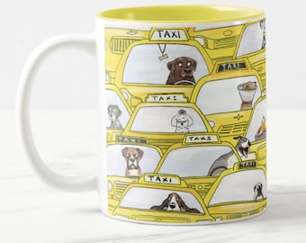 Peut inclure: Une tasse en céramique blanche avec un bord jaune et un motif coloré de chiens dans des taxis jaunes. Le texte "TAXI" est répété dans tout le motif.