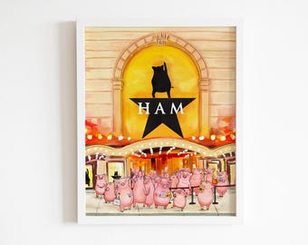 Peut inclure: Impression artistique encadrée représentant une enseigne de théâtre avec le mot "HAM" et une silhouette de cochon. En dessous, une foule de cochons roses se tient devant le théâtre. L'œuvre d'art a une palette de couleurs chaleureuse.