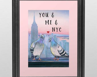 Peut inclure: Impression d'art encadrée représentant deux pigeons avec la skyline de New York en arrière-plan. L'œuvre comprend le texte "YOU & ME & NYC" avec un symbole de cœur. L'impression est sur fond rose et encadrée dans un cadre gris foncé.
