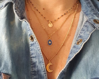 Collier multi-rang acier doré, breloque lune médaille et chaine émaillé bleu