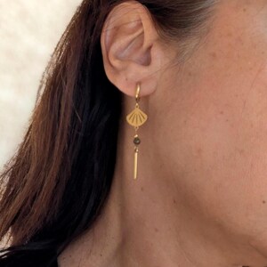 Brincos de argola com pérola natural olho de tigre marrom, haste em aço inoxidável banhado a ouro e detalhe em concha - joias femininas