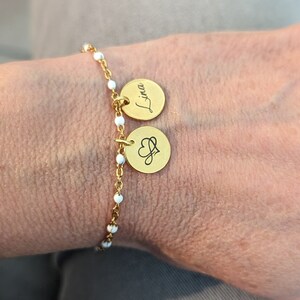 Bracelet personnalisé doré médaille à graver, chaine émaillé blanc, bracelet prénom, bijou personnalisé, cadeau Maman, cadeau fête des mères image 2