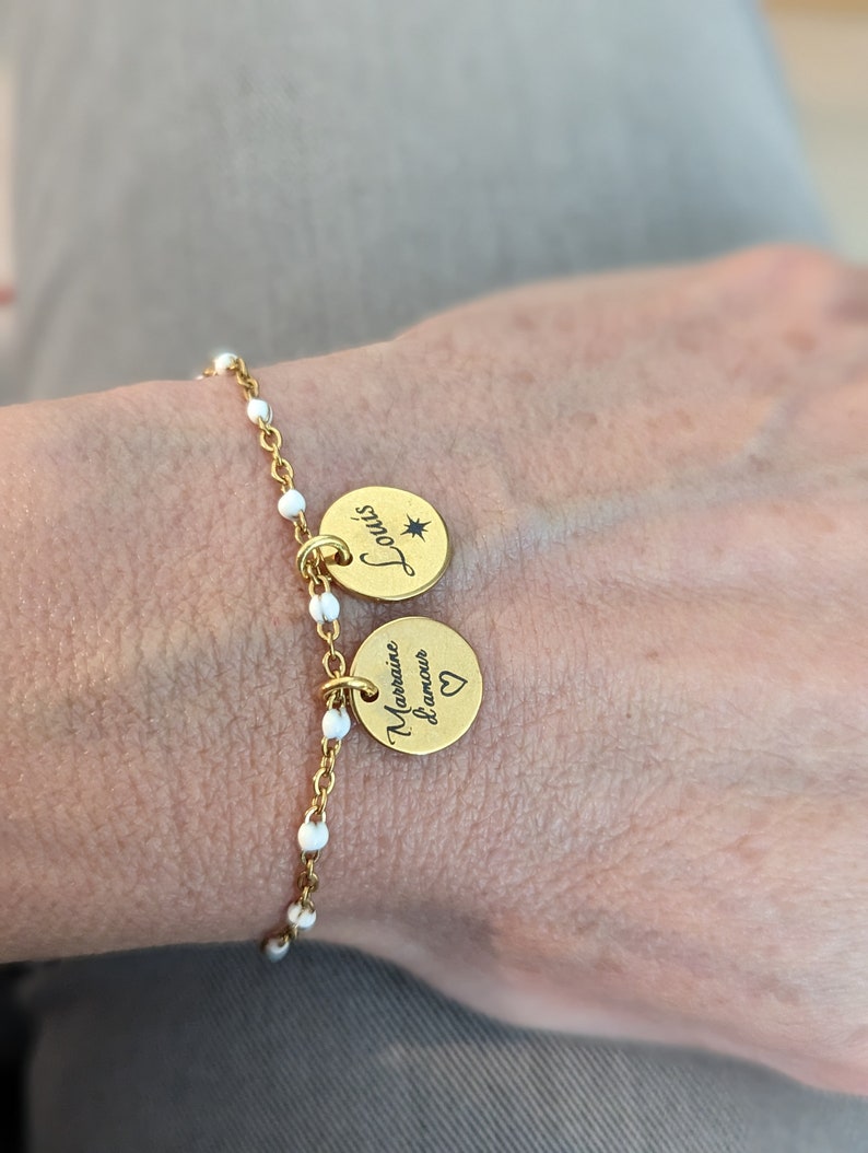 Bracelet personnalisé doré médaille à graver, chaine émaillé blanc, bracelet prénom, bijou personnalisé, cadeau Maman, cadeau fête des mères image 10