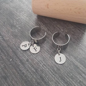Anillo de acero plateado personalizable - Anillo ancho de plata ajustable - Anillo con borla con dije de letra inicial - Regalo de San Valentín