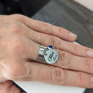 Bague personnalisé médaille à graver, bague acier argent, bijou femme, cadeau maman, bijou personnalisé, cadeau noël image 3