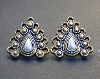 Wyszukane złote kolczyki w stylu wiktoriańskim z perłowymi akcentami