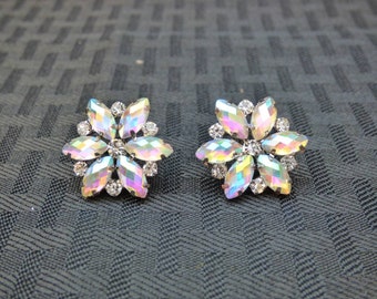 Eleganckie kolczyki z kryształkami w kształcie kwiatów ozdobione małymi kryształkami