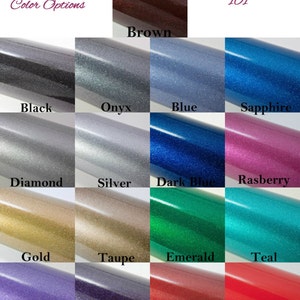 Puede incluir: Una tabla de colores de vinilo con purpurina para proyectos de manualidades. Los colores incluyen negro, &oacute;nix, azul, zafiro, diamante, plata, azul oscuro, frambuesa, oro, topo, esmeralda, turquesa, lavanda, amatista, rojo y cardenal.
