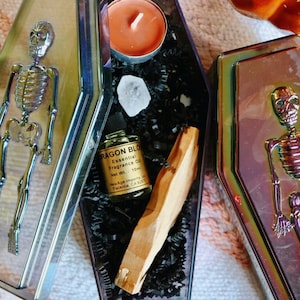 Sarg Box w / Drachenblut ätherisches Öl, Edelstein, Intention Kerze & Palo Santo, Sarg förmige Dekor, Halloween Geschenkbox, Intention Kit