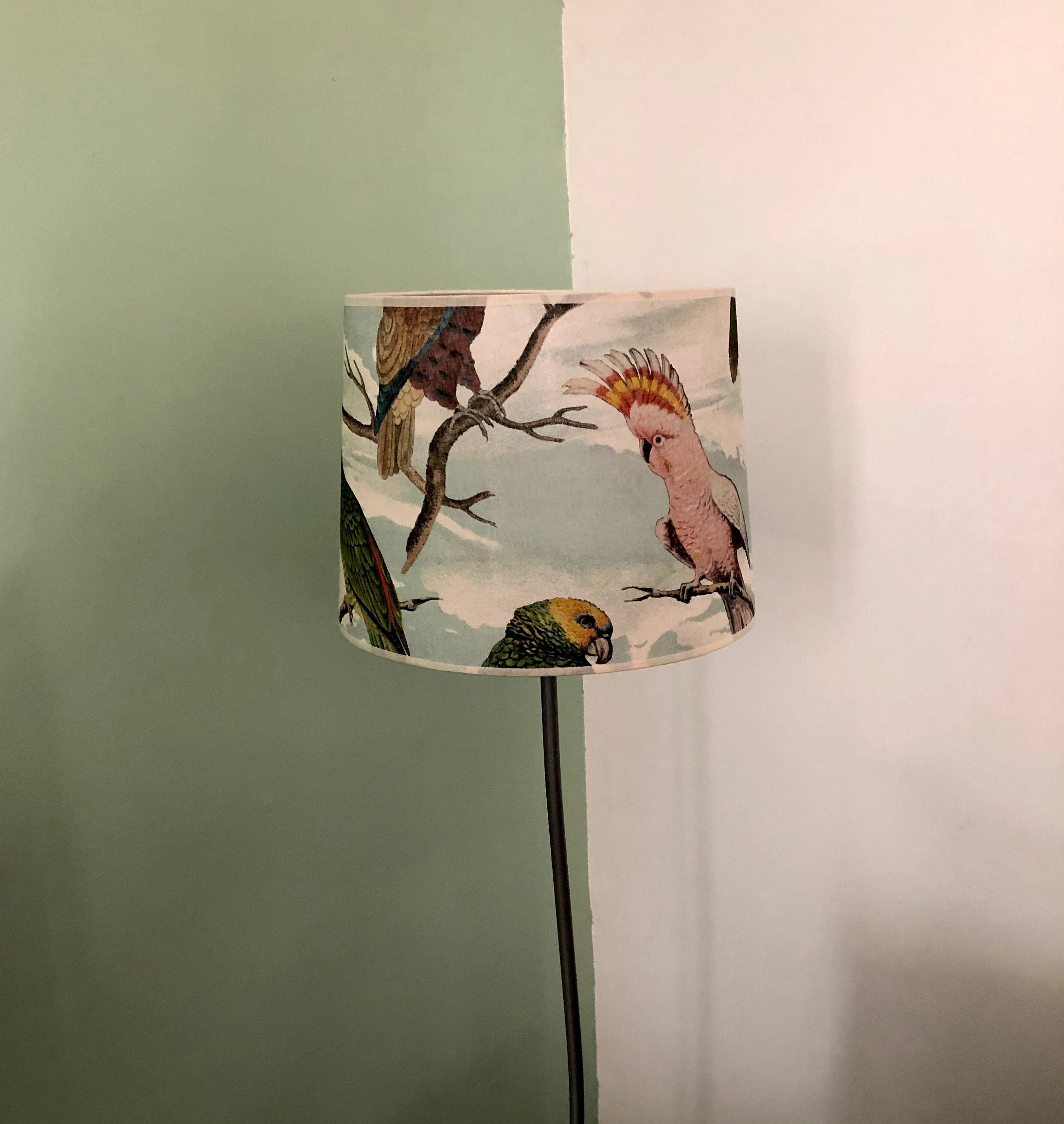 Abat-Jour de Forme Tambour Recouvert d'un Voile Lin à Motifs Grands Oiseaux Exotiques