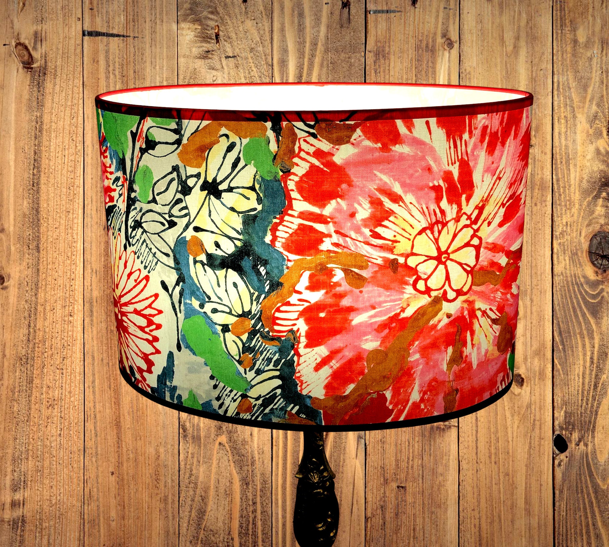 Abat-Jour Ovale Recouvert d'un Tissu d'ameublement Lalie Design à Motif Floral Flamboyant