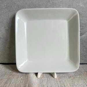 1 assiette/bol Kilta pour ARABIA Kaj Frank assiette/bol rectangulaire 1949 -1964, 18 x 18 cm, étain blanc fabriqué en Finlande