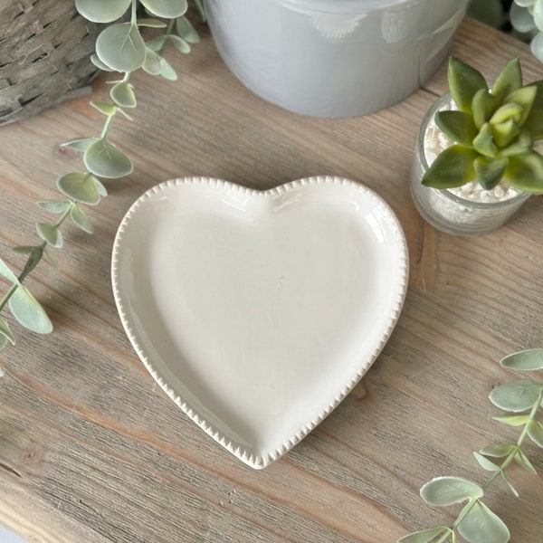 Plato antiguo pequeño con forma de corazón blanco