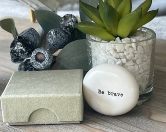 Porcelain Pebble with Giftbox - Be Brave