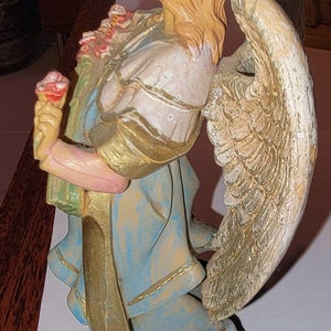 Fontanini angel with flowers