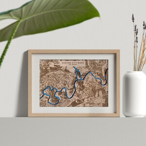 Plan de ville en bois personnalisé. Glow dans la carte sombre. Décor de carte de rivière. Cadeau de carte personnalisé. Carte personnalisée